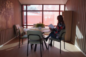 Verschillende ruimtes van de gesloten afdeling; keuken, familiekamer, receptie