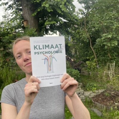 Phebe Kraanen met boek Klimaatpsychologie