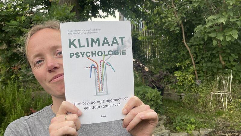 Phebe Kraanen met boek Klimaatpsychologie