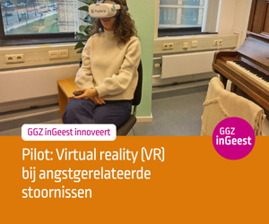 Vrouwelijke basispsycholoog met een VR bril op