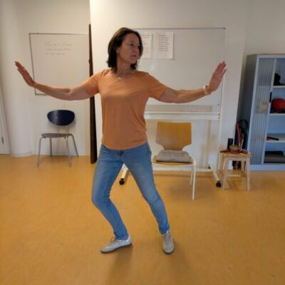 Oefentherapeut die Tai Chi beoeftend